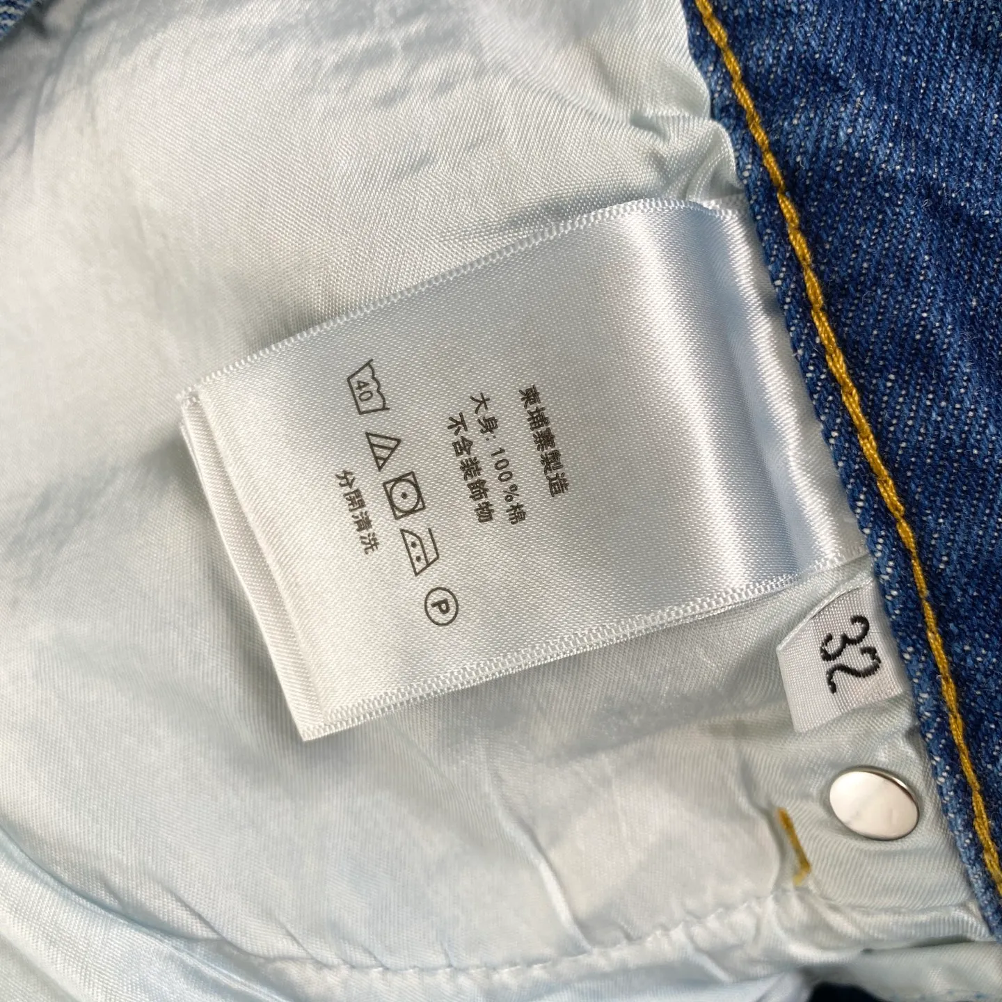 🅿️280 chrome hearts 2025 new city limited leather label jeans vi Top heavy industry fashionable design] Consistent high street luxury style creation. Speaking of this style, the Zangyin family and GU family are definitely among the leading representative brands. Especially the Zangyin family has really achieved a state-of-the-art effect in creating high street style. It is made of unique washed materials. The color system of this model is already quite eye-catching. After it is decorated with patchwork cross flowers, it cleverly highlights the charm of the brand. Secondly, this model uses classic The classic high-waist cutting design highlights the long legs and the fashionable temperament of the upper body. The brand is highly recognizable and the slim fit configuration is more suitable for daily wear. This product is a product that interprets personality, fashion, and specifications at a glance. This single product is enough to make any fan excited. It can be a white T-shirt for youthful preppy style, or a tight sling for royal lady style. It has strong matching ability and can be easily controlled by men.  [Material and craftsmanship] Needless to say, this point goes without saying. As an excellent craftsman brand, Zangyin has really perfect requirements for details and craftsmanship. The washed color of this model has gone through so many processes, not to mention the embellishment of the denim appliqués. It is also purely handmade and sewn. Just like what they believe in, only handmade things have soul and have the meaning of wear. A top-notch heavy-duty fashionable denim item, I look forward to your perfect interpretation! !  Size:28-34